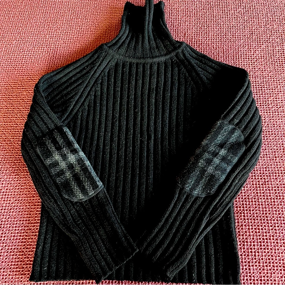 **BURBERRY LONDON**Women’s black wool cropped turtleneck Sweater. Made in ITALY